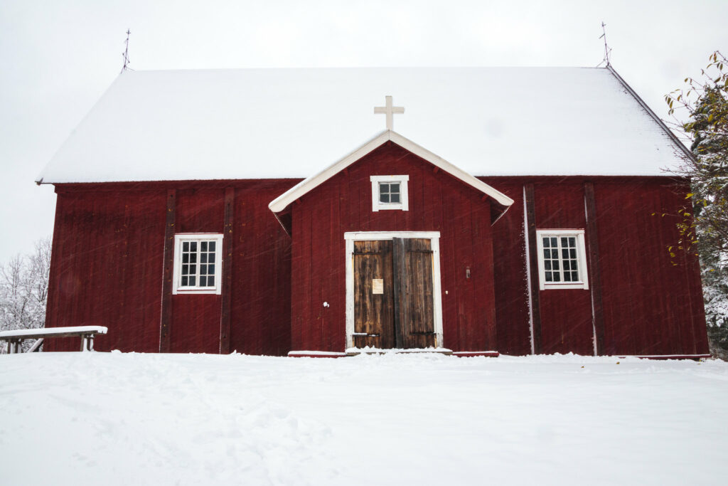 Lopen vanha kirkko talvimaisemassa
