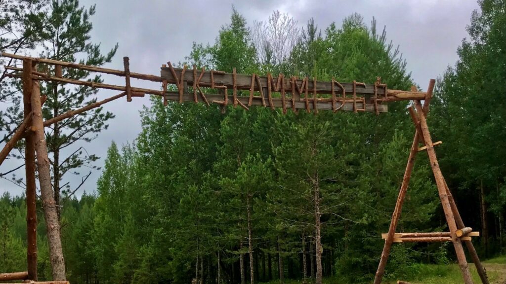 Puusta tehty portti ykslammin discgolfparkiin