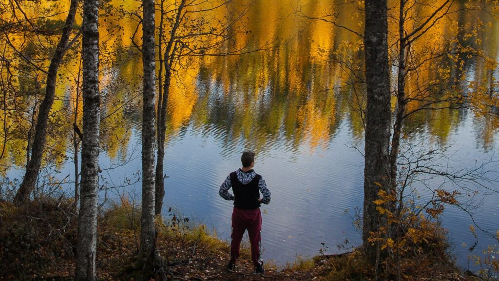 Retkeilijä iso-melkuttimen järven rannalla