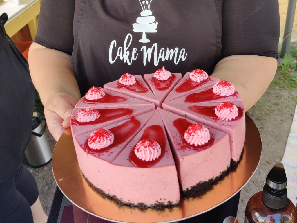Kuva kakusta Cake Maman tarjoilijan kädessä