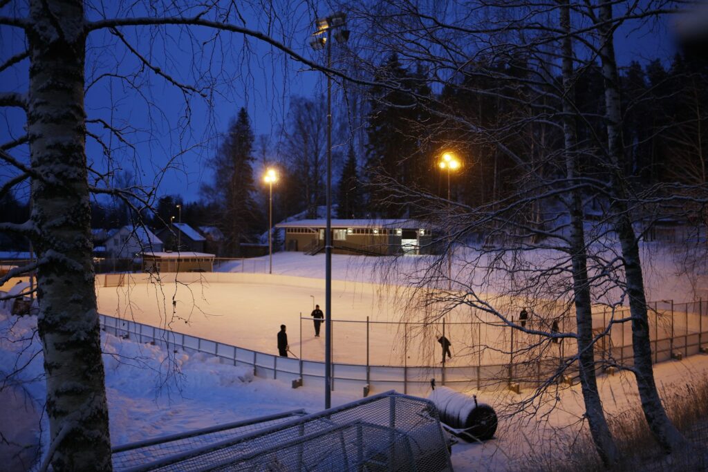 Riihimäen keskuskenttä luistelijoita iltahämärässä