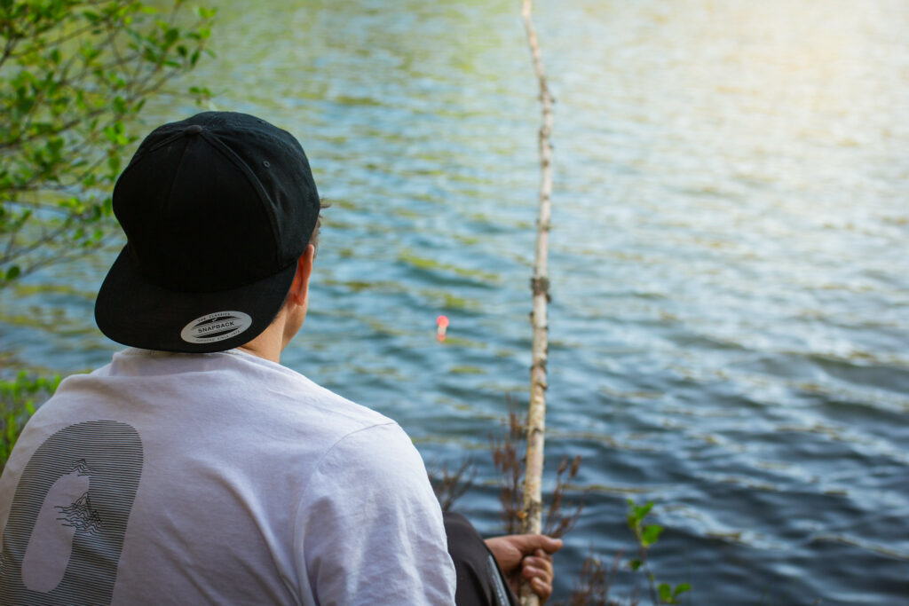henkilö kalastamassa koivunoksalla