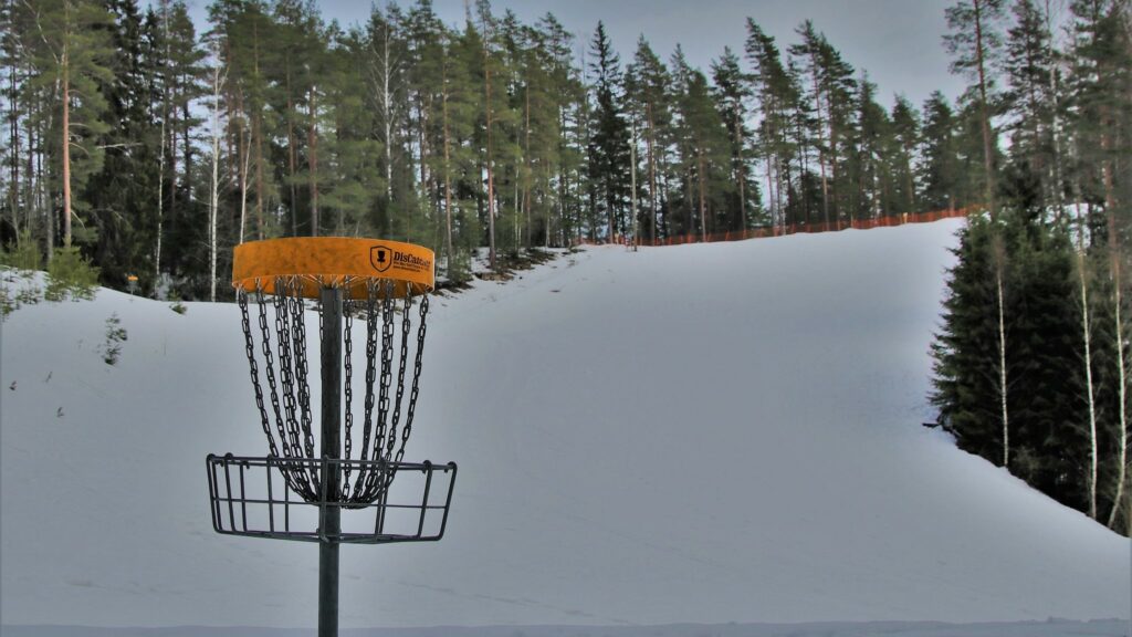 Frisbeegolf maali Riutan lumisessa maisemassa