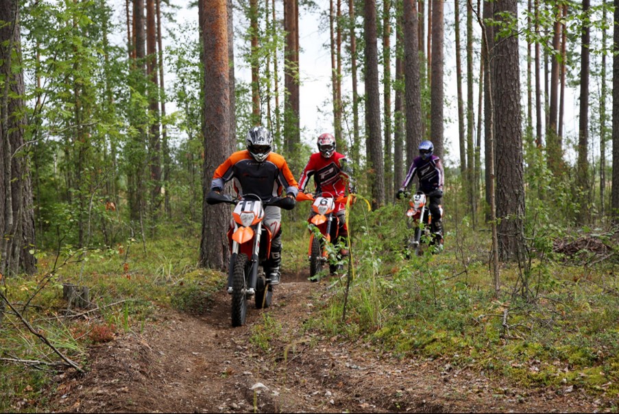 enduro pyöriä ajamassa maastossa