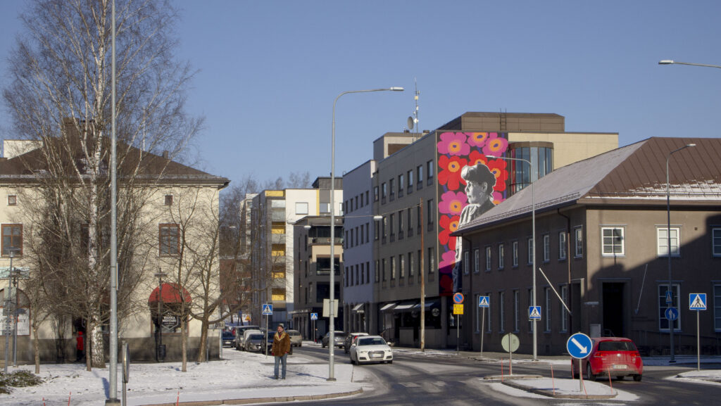 Katukuva Riihimäestä, jossa taustalla Maija Isola muraali