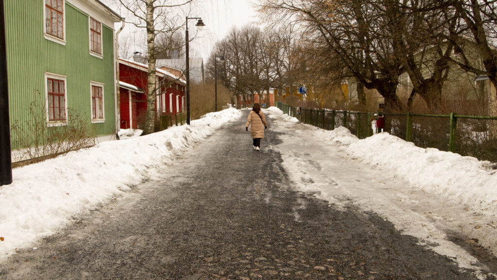 Rautatienpuisto, ihminen kävellee kaupunkiin päin