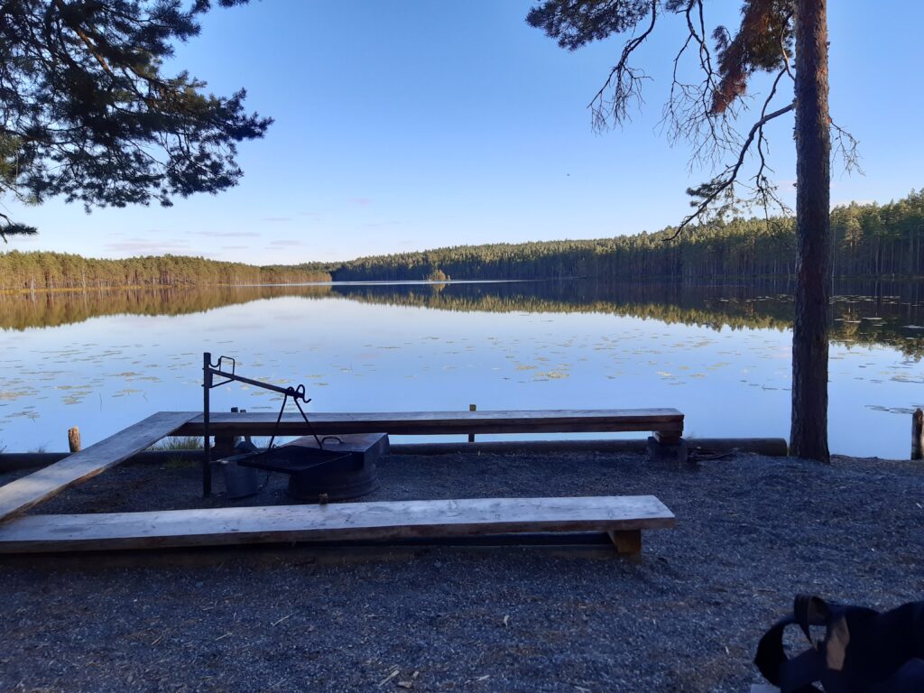 laavu ja järvimaisema