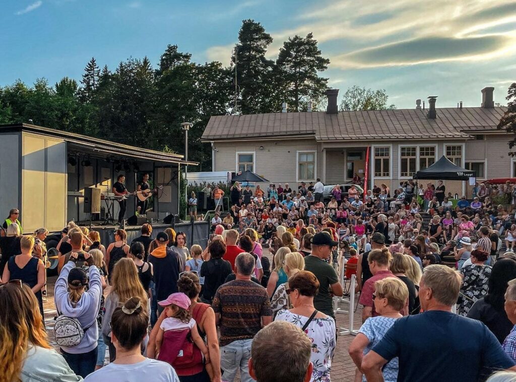 paljon yleisöä Lopen kesätorilla