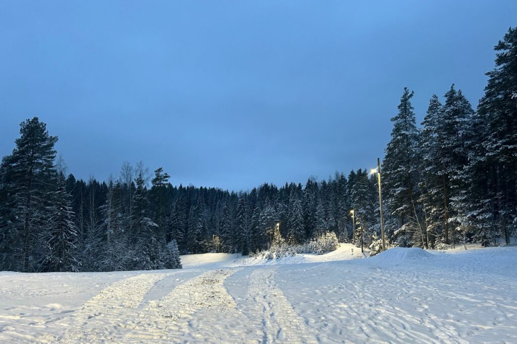 Luminen maisemakuva Riuttan perheliikuntakeskuksesta.
