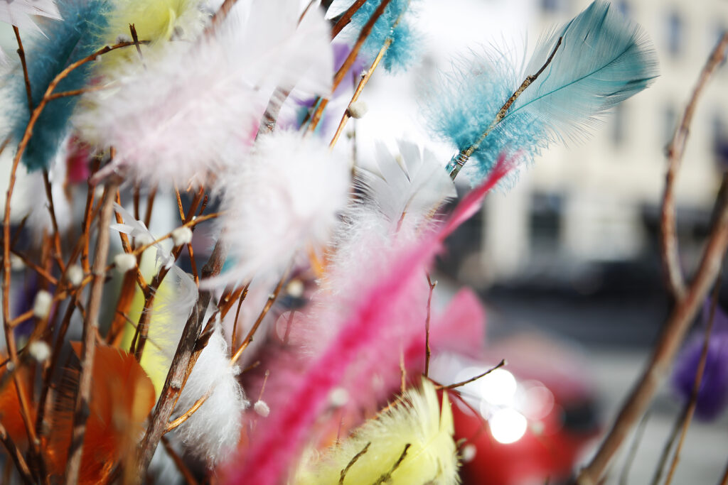 Värikkäitä pääsiäisvitsoja kimpussa