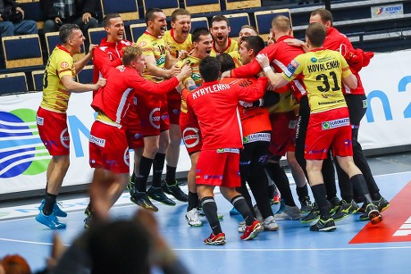 Riihimäen Cocksin pelaajat juhlii voittoaan