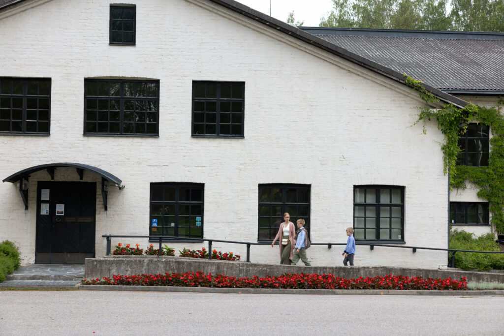 Perhe astelemassa sisään Suomen lasimuseoon